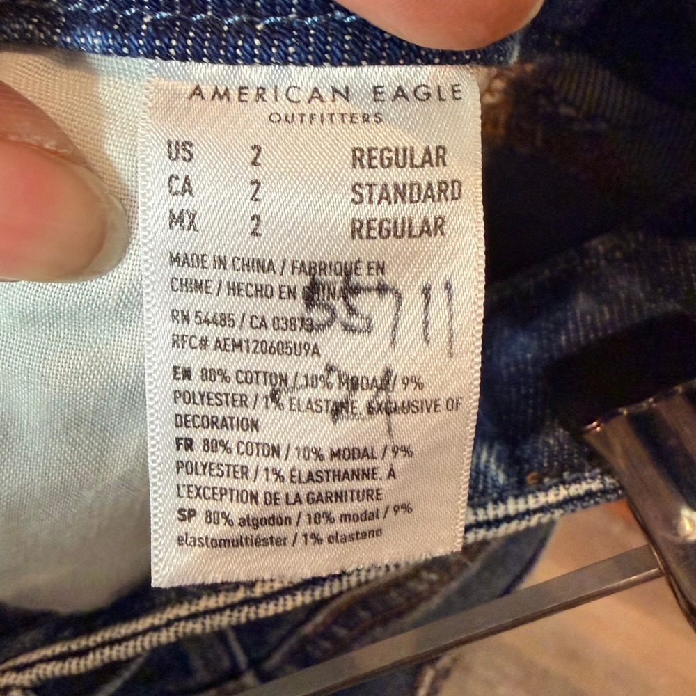 American Eagle Curvy Mom Jeans Womens 2 Blue Distressed Ripped High Rise Tapered - Picture 9 of 9